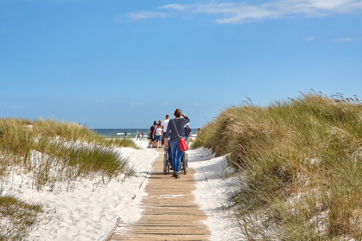 Mit dem Rollstuhl an den Strand: Barrierefreie Strände in Europa für einen entspannten Urlaub am Meer - Urlaub barrierefrei